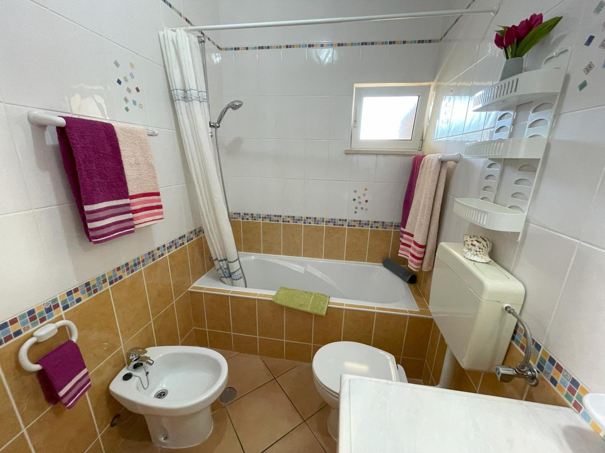 Villa Eber - Independent 1 & 2 Bedroom Apartments, Pool, Air Con, Fast Wi-Fi, Near Old Town Of Albufeira And Beaches Kültér fotó